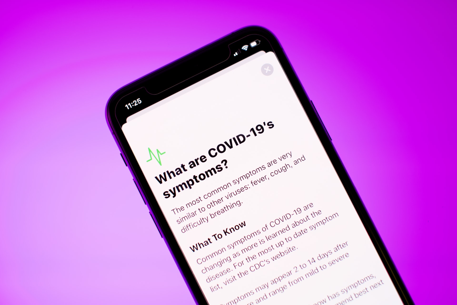 tekst na temat covid-19 w oknie telefonu